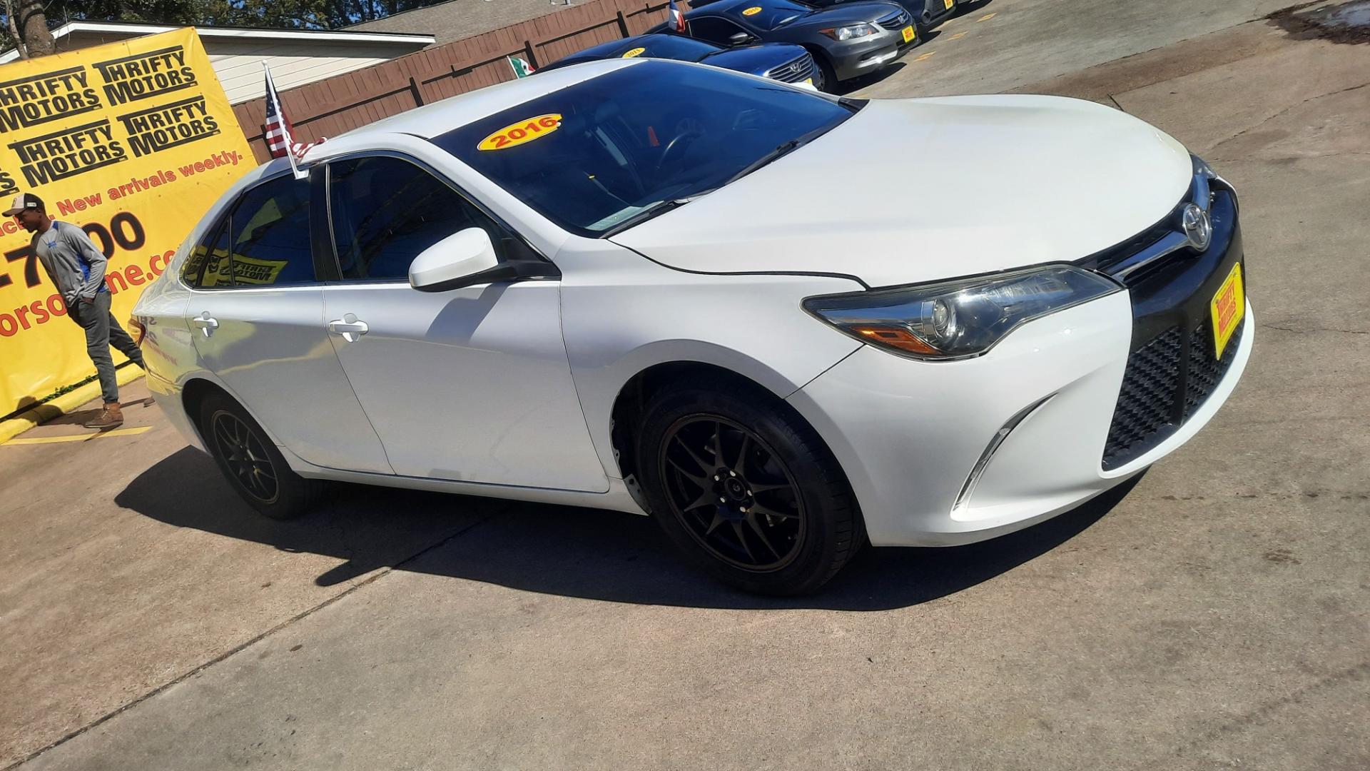 2016 Toyota Camry SE (4T1BF1FK7GU) with an 2.5L L4 DOHC 16V engine, 6-Speed Automatic transmission, located at 16710 Clay Rd., Houston, TX, 77084, (281) 859-7900, 29.834864, -95.656166 - Photo#2